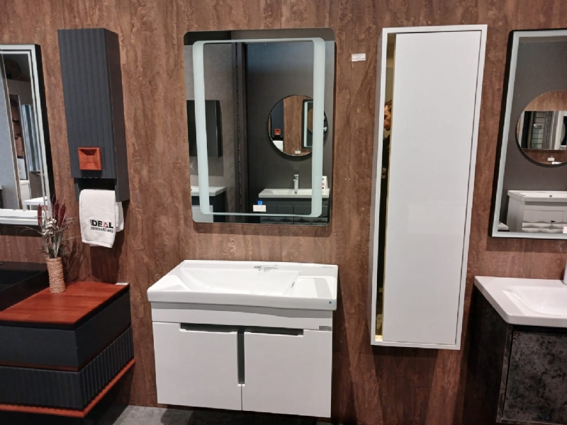 Mobilje tualeti me dizajn modern, Mobilje banjo MDF kunder ujit, Lavaman porcelani per banjo, Pasqyre LED per banjo,   Dollap banjo me hapesire te bollshme, Mobilje banjo cilesore, Set mobilje tualeti me pasqyre, Dollap tualeti me MDF te plastifikuar