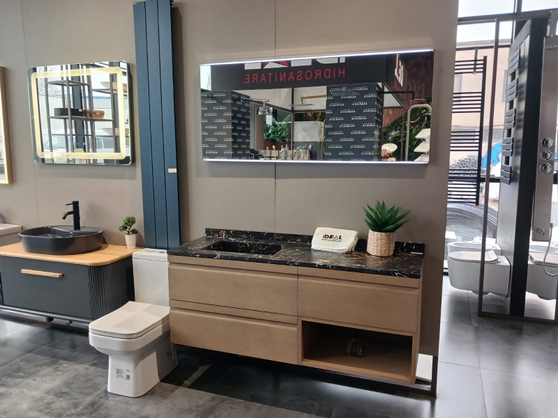 Mobilje tualeti permase model Spanjolle, Mobilje tualeti dizajn modern, Mobilje tualeti MDF i plastifikuar,   Mobilje tualeti me mekanizma Shine Soft, Lavaman rezine për tualet, Pasqyrë LED me sensor